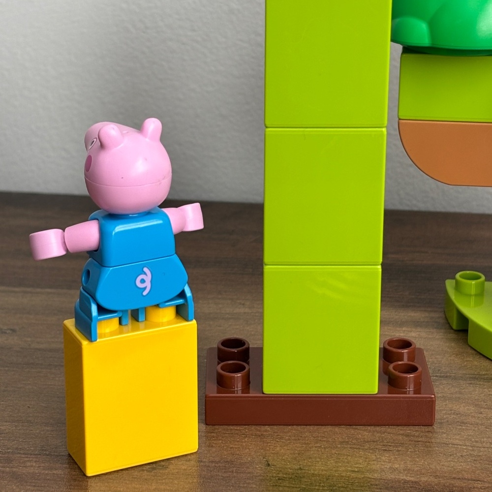 LEGO Duplo PEPPA PIG Garden and Tree House COMPLETE Set 10431 2 Pig Toy Figures - Picture 7 of 9